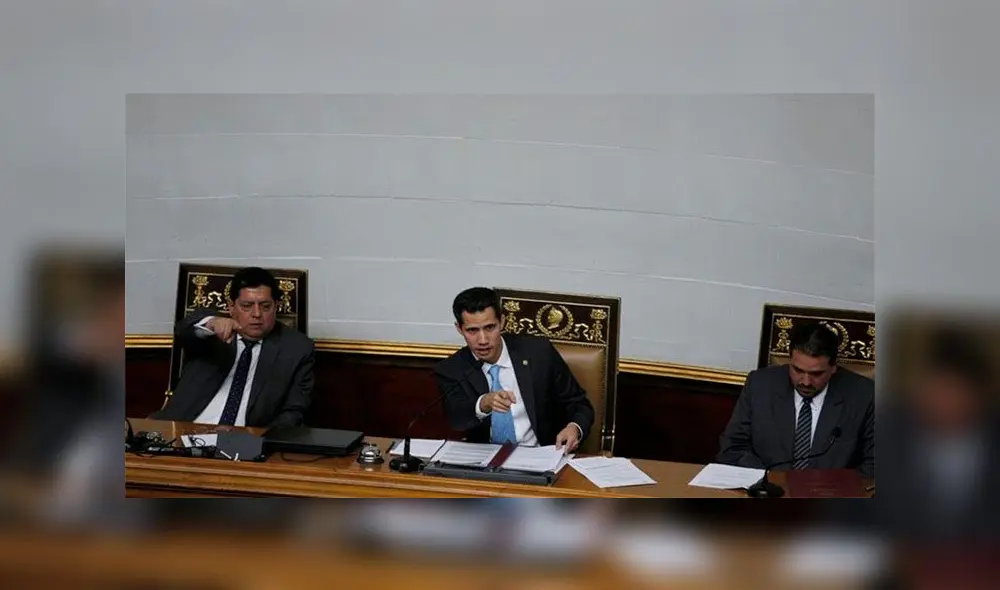 El Parlamento, presidido por Juan Guaidó (c), anunció una investigación para determinar si Nicolás Maduro financia a los manifestantes en Ecuador. Foto: AP