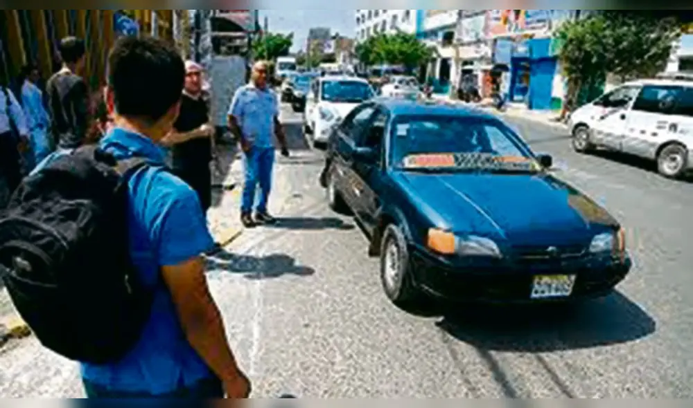 populismo. Qué distancia social puede aplicarse en un colectivo donde el pasajero viaja apiñado.