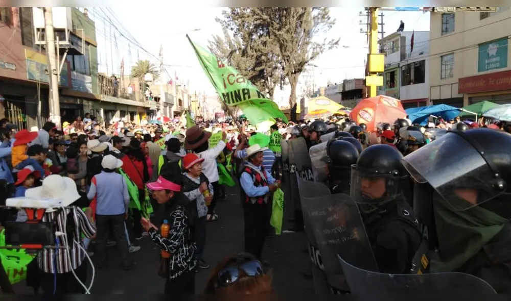 Opositores a Tía María irrumpen en Corso de la Amistad de Arequipa Opositores a Tía María irrumpen en Corso de la Amistad de Arequipa