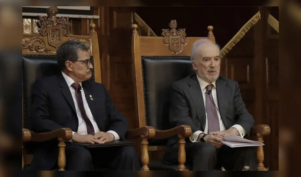Manos vacías. Santiago Muñoz, al lado del rector de UNSA, cuando se anunció el Congreso de la Lengua Española. Foto: La República