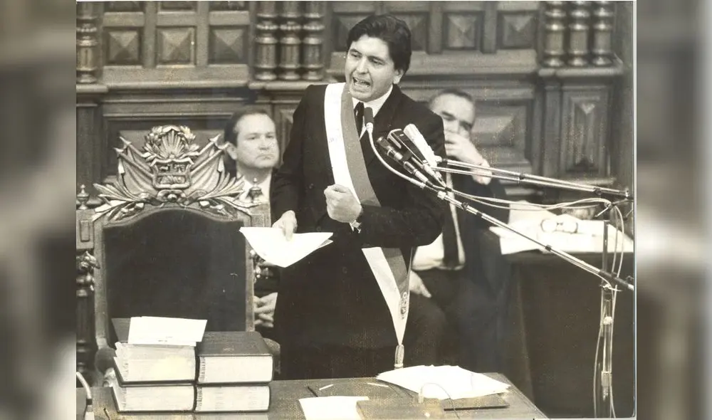 ALAN GARCIA  PEREZ  CON LA BANDA   EN SU MENSAJE  DISCUROS  POR  FIESTAS  PATRIAS  DESDE  EL CONGRESO   ///  COMISION  NUMERO   55070  DEL  28  JULIO  1987