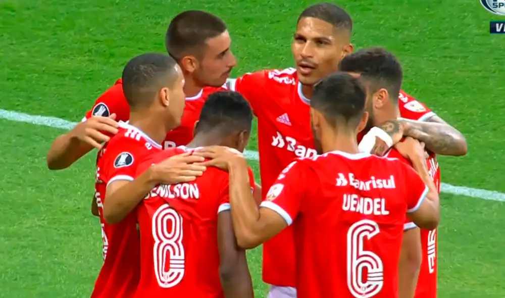 Paolo Guerrero arrastrándose para anotar su doblete en el Internacional vs. U. Católica por la Copa Libertadores 2020. | Foto: Fox Sports Paolo Guerrero arrastrándose para anotar su doblete en el Internacional vs. U. Católica por la Copa Libertadores 2020. | Foto: Fox Sports