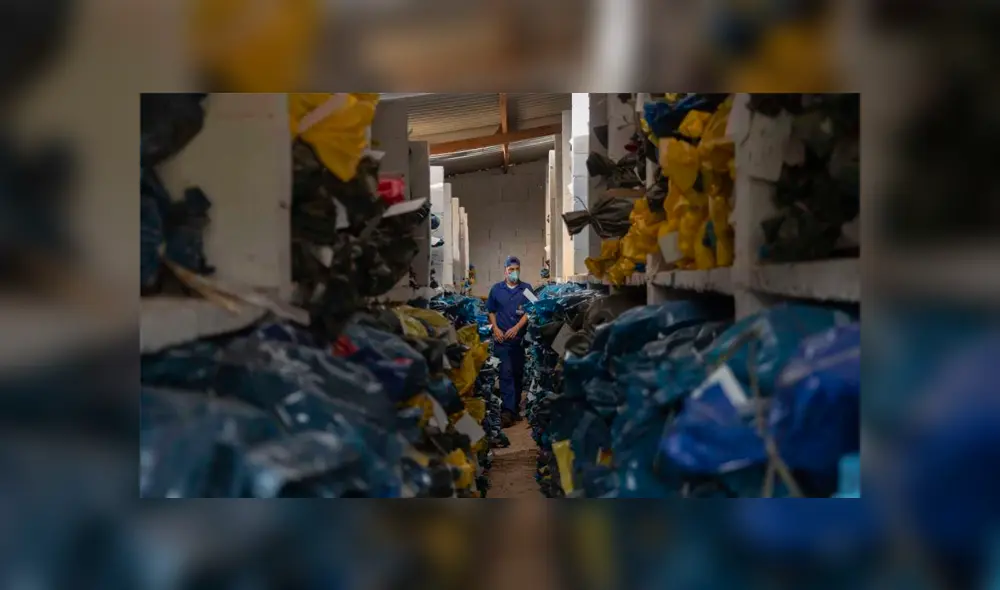 Los restos de las personas que murieron hace al menos tres años son exhumados y colocados en bolsas enumeradas. Foto: Andre Penner, AP Los restos de las personas que murieron hace al menos tres años son exhumados y colocados en bolsas enumeradas. Foto: Andre Penner, AP