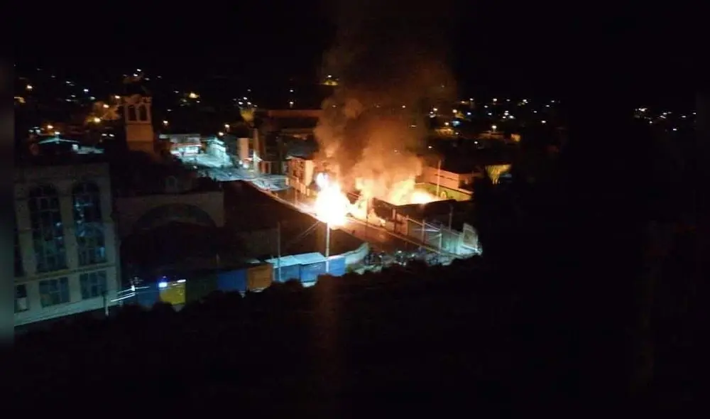 Arde la comisaría de Macusani, luego de muerte de rondera. Foto: Radio Altura