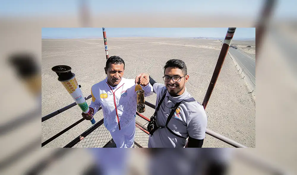 Felicidad. Los portadores felices sobre las líneas de Nasca durante el recorrido de la ‘Llama Panamericana’.