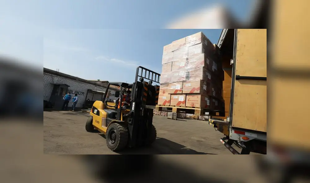 Durante su visita a Piura, el gerente del Seguro Social entregó 20 toneladas de equipos de protección para el personal de salud, medicamentos e insumos para la atención de casos de COVID-19 en la Red Asistencial Piura. (Foto: EsSalud) Durante su visita a Piura, el gerente del Seguro Social entregó 20 toneladas de equipos de protección para el personal de salud, medicamentos e insumos para la atención de casos de COVID-19 en la Red Asistencial Piura. (Foto: EsSalud)