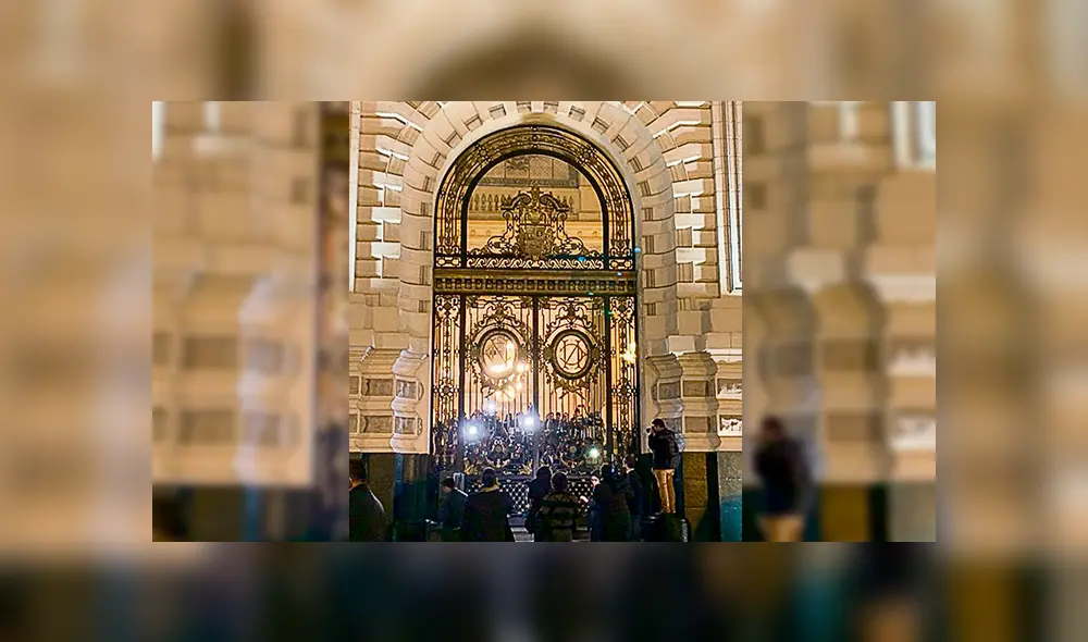 Encerrados. Los reporteros de la prensa nacional e internacional quedaron encerrados en los Pasos Perdidos.