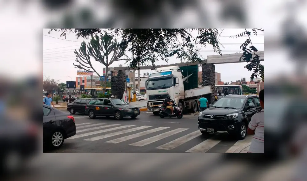 Ate: Camión derriba arco de Salamanca de Monterrico [VIDEO]