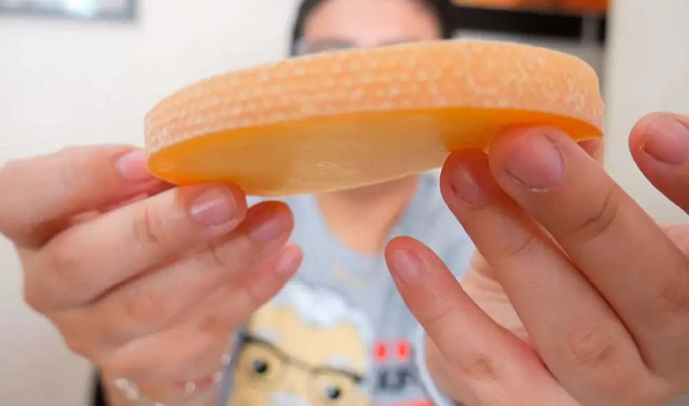 Desliza las imágenes para ver el aspecto de este costoso queso que cuesta 400 soles. Foto: captura de YouTube/Ariana Bolo Arce