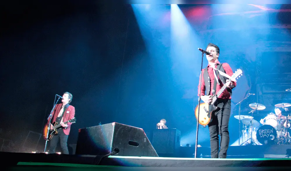 Green Day en Lima: Billie Joe Armstrong lució camiseta de Paolo Guerrero en el escenario [FOTO]