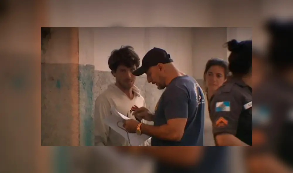 El "hombre pollo" lanzó fuertes calificativos contra los chilenos tras ser pateado por Gonzalo Jara. El "hombre pollo" lanzó fuertes calificativos contra los chilenos tras ser pateado por Gonzalo Jara.