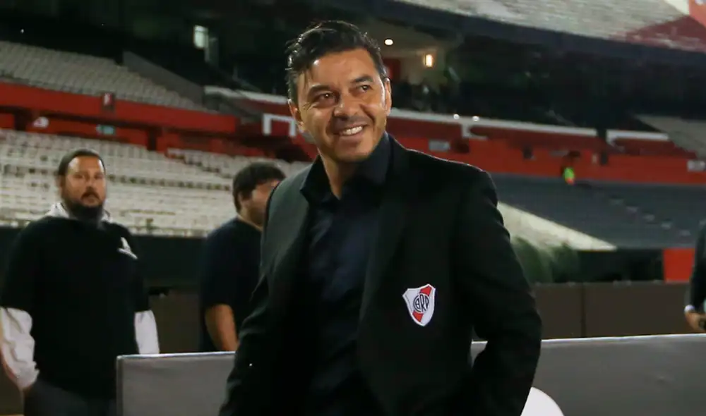 El técnico de River Plate lloró al recordar a sus padre en el colegio donde estudió. | Foto: EFE El técnico de River Plate lloró al recordar a sus padre en el colegio donde estudió. | Foto: EFE