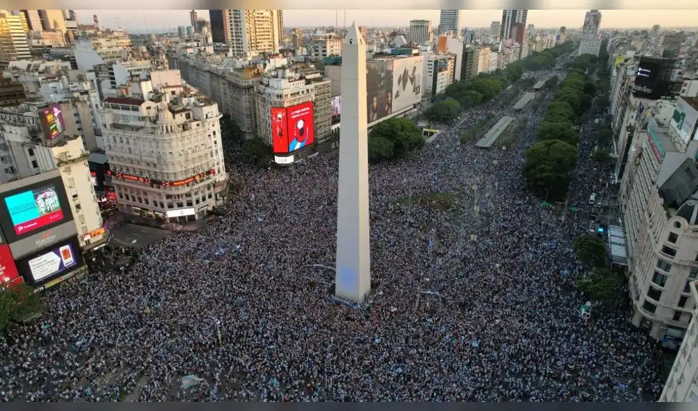 Consumada la clasificación de Argentina a la final del Mundial de Qatar 2022, la locura se desató en el Obelisco de Buenos Aires. Foto: Perfil Consumada la clasificación de Argentina a la final del Mundial de Qatar 2022, la locura se desató en el Obelisco de Buenos Aires. Foto: Perfil