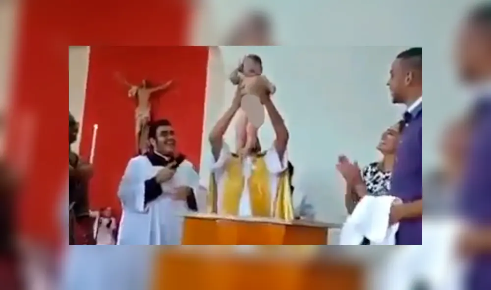 Facebook viral: sacerdote sumerge en agua bendita a bebé y este tiene inesperada reacción