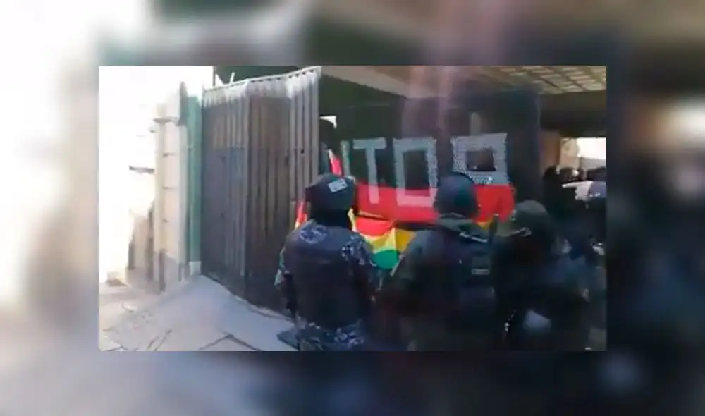 Policías se repliegan de la sede de Gobierno en medio de arengas de motín. Foto: captura Policías se repliegan de la sede de Gobierno en medio de arengas de motín. Foto: captura