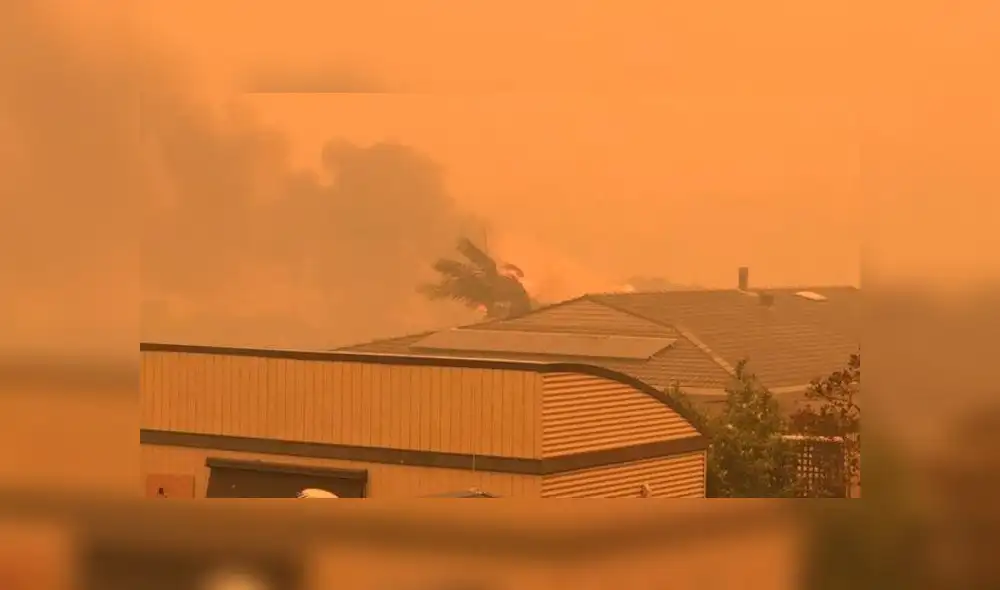 El cielo está en un tono rojizo y es imposible respirar debido al humo. Foto: Difusión El cielo está en un tono rojizo y es imposible respirar debido al humo. Foto: Difusión