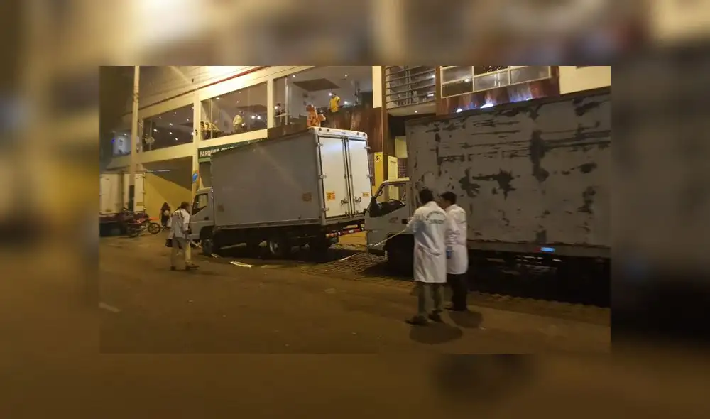 Antes de la balacera, los cómplices de los delincuentes en moto habrían estado siguiendo a los ocupantes de la camioneta. (Foto: Joel Robles / La República) Antes de la balacera, los cómplices de los delincuentes en moto habrían estado siguiendo a los ocupantes de la camioneta. (Foto: Joel Robles / La República)