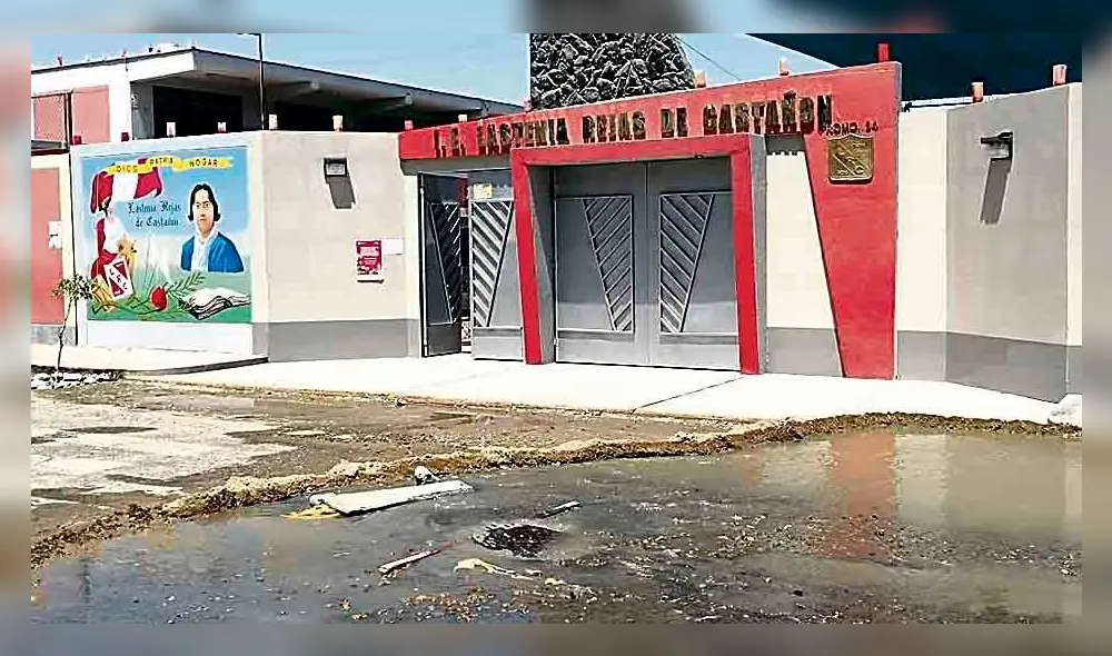 PERJUICIO. Aguas servidas dificultaron ingreso a colegios.