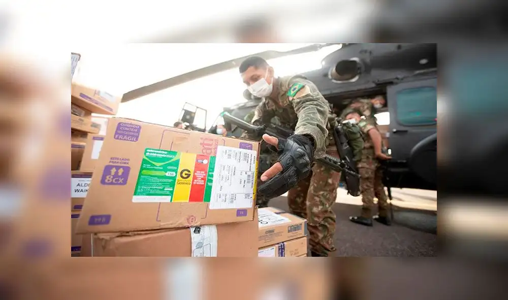 Soldados de las fuerzas armadas de Brasil enviaron este martes medicamentos, suministros y equipos de protección individual a las aldeas en la frontera con Venezuela. Foto: EFE Soldados de las fuerzas armadas de Brasil enviaron este martes medicamentos, suministros y equipos de protección individual a las aldeas en la frontera con Venezuela. Foto: EFE