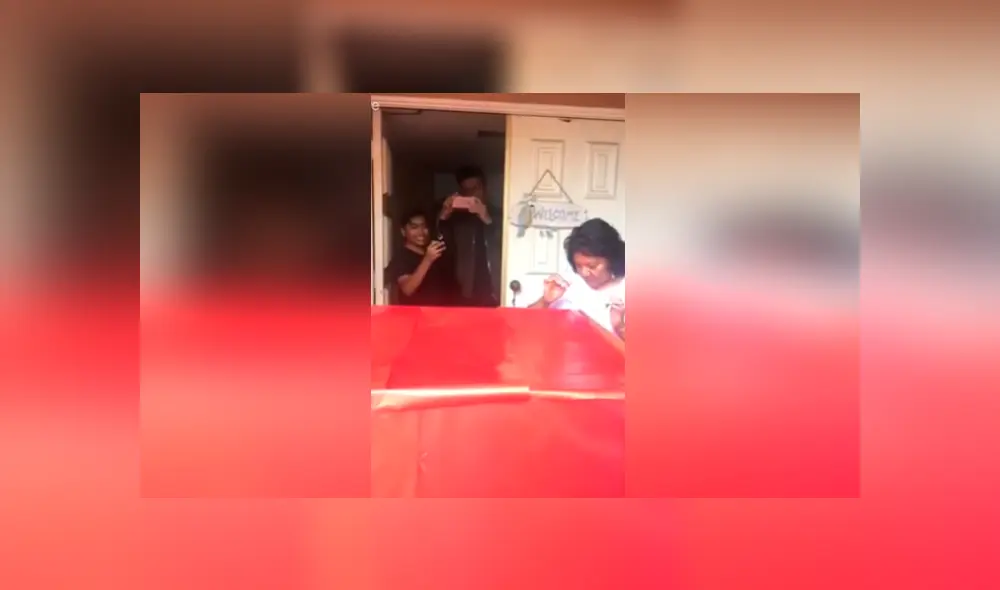 Desliza las fotografías para ver el conmovedor reencuentro que tuvo esta joven estudiante con su madre. Foto: Captura/Facebook Desliza las fotografías para ver el conmovedor reencuentro que tuvo esta joven estudiante con su madre. Foto: Captura/Facebook