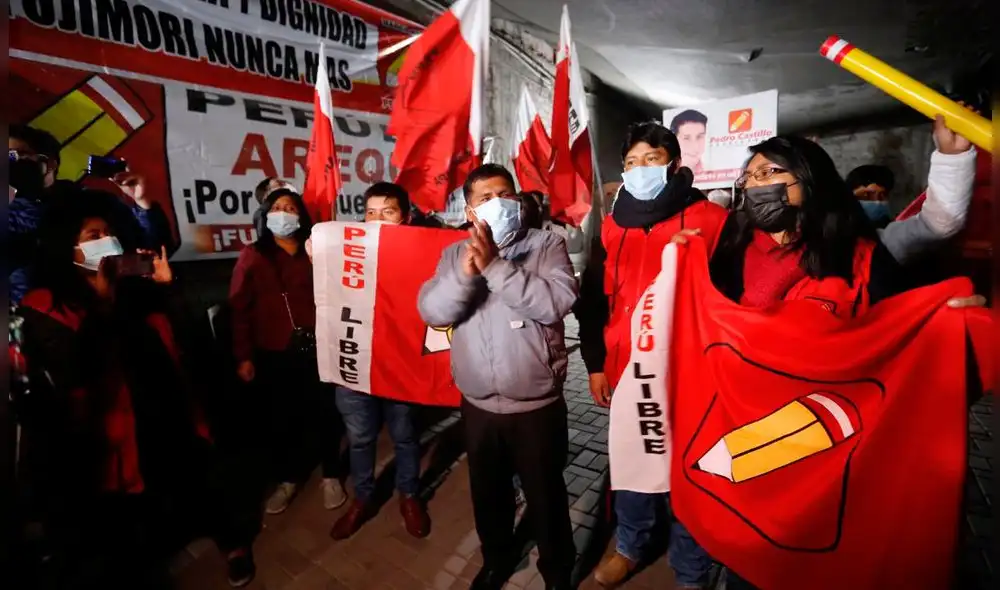 Simpatizantes de Perú Libre esperarán resultados oficiales de la Onpe. Foto: Oswlad Charca/La República Simpatizantes de Perú Libre esperarán resultados oficiales de la Onpe. Foto: Oswlad Charca/La República