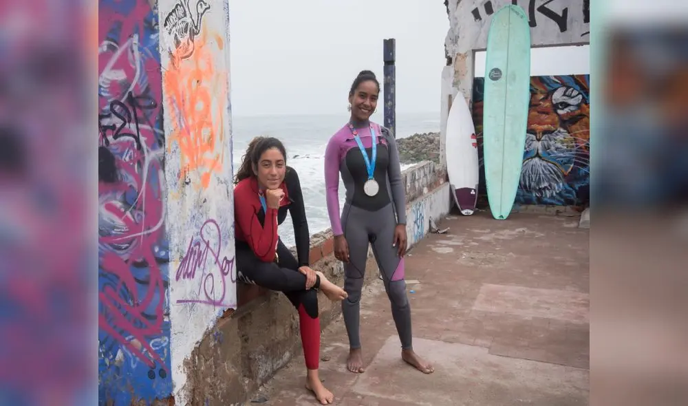 Mafer Reyes y Daniella Rosas posando para Domingo en La Herradura.