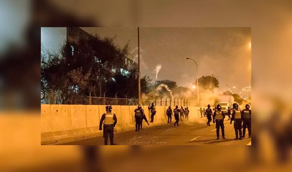 Policías lanzando gases lacrimógenos al interior de las facultades de la UNMSM, pese a que estudiantes no participaron en ninguna protesta o disturbio. Foto: Twitter