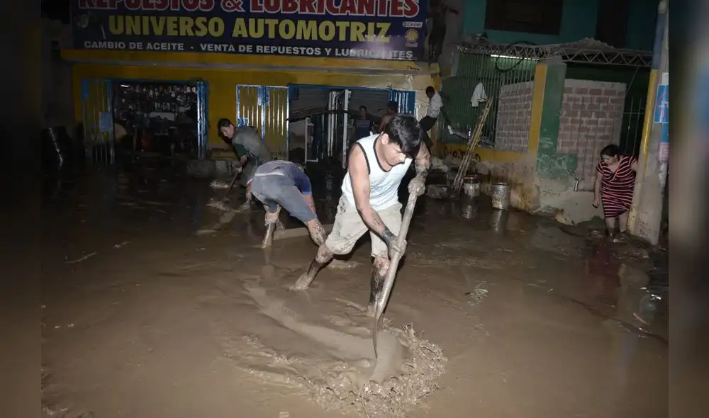Río Huaycoloro se desborda, inunda SJL y llega al Rímac