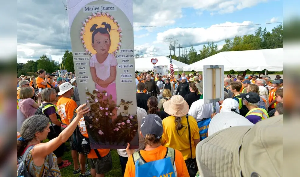 Cientos de integrantes de grupos religiosos se solidarizaron con inmigrantes detenidos por el ICE en el Condado de Strafford, Virginia.