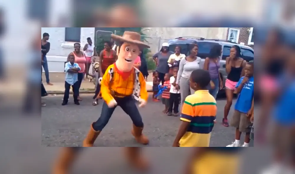 En Facebook, un joven con traje de Woody desafió a un pequeño en medio de la pista a un duelo de baile.