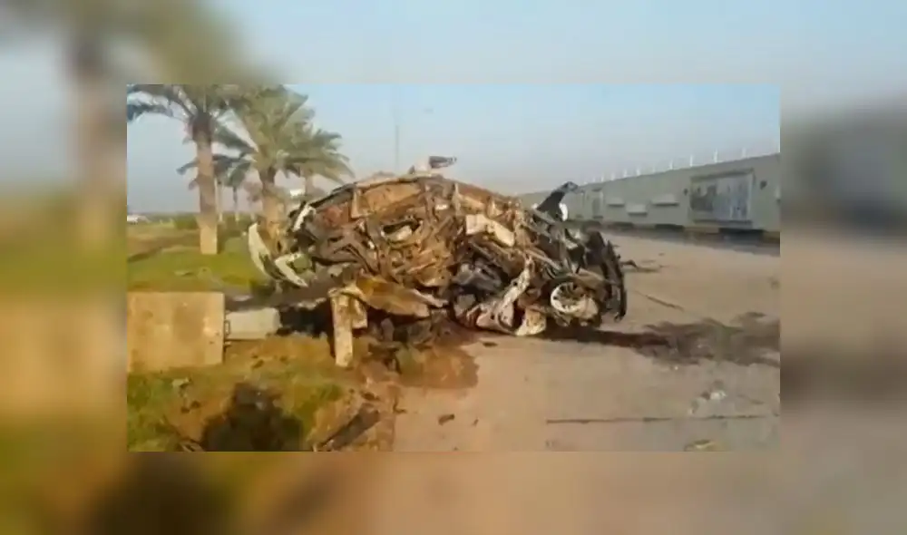 Auto de Qasem Soleimani en medio de la carretera. Foto: captura de video.