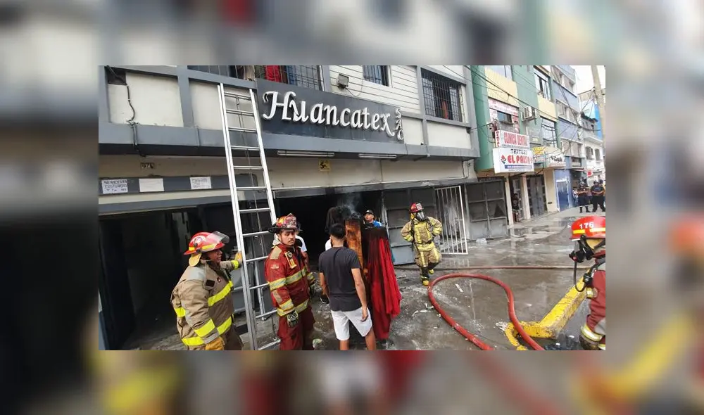 La Victoria: incendio en galería de telas Huancatex fue controlado por los Bomberos [VIDEO]