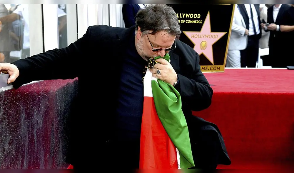 Guillermo del Toro besa bandera mexicana tras recibir estrella en Paseo de la Fama Guillermo del Toro besa bandera mexicana tras recibir estrella en Paseo de la Fama
