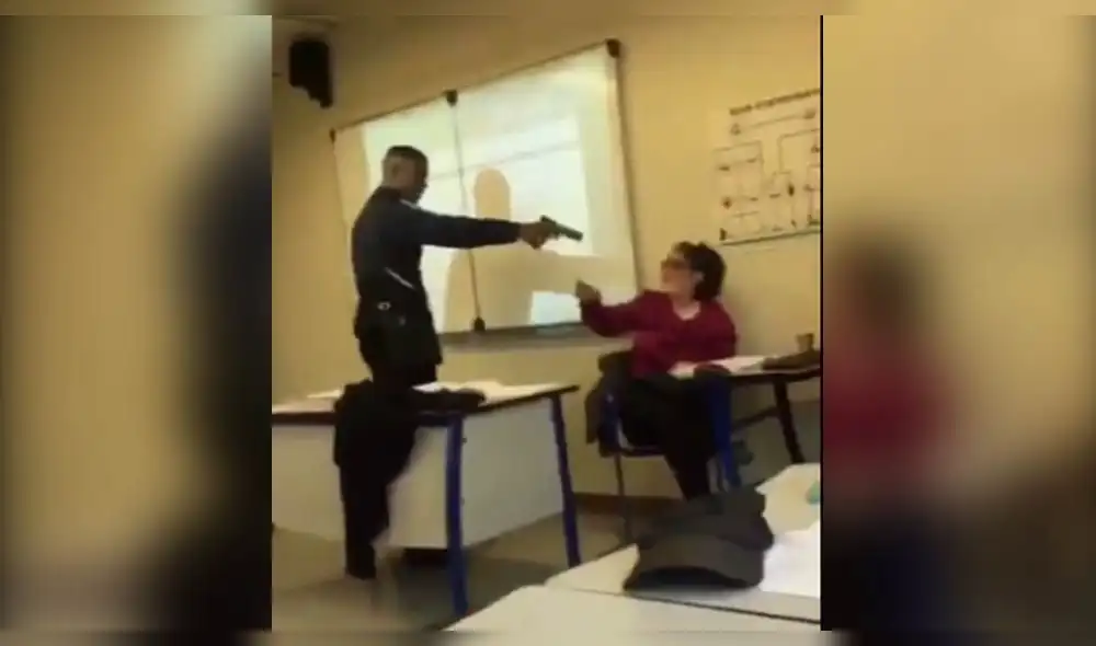 Alumno de secundaria amenazó a su profesora con una pistola [VIDEO]