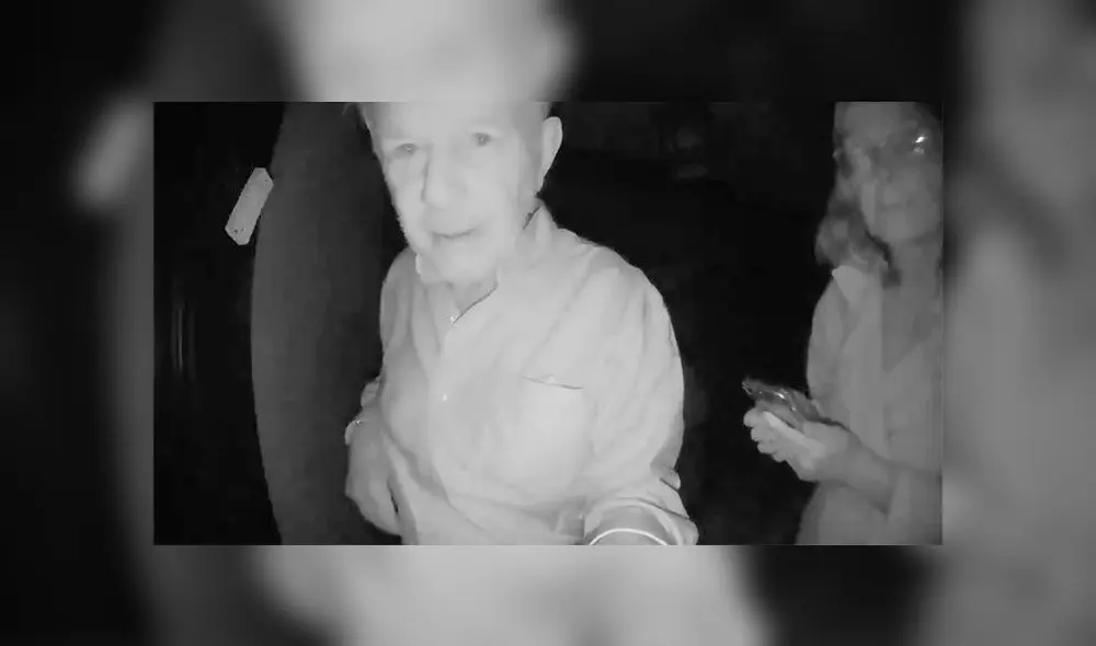 Bob Wilson llega a la casa de Paul Milgrom junto a su esposa. Foto: captura de pantalla Bob Wilson llega a la casa de Paul Milgrom junto a su esposa. Foto: captura de pantalla