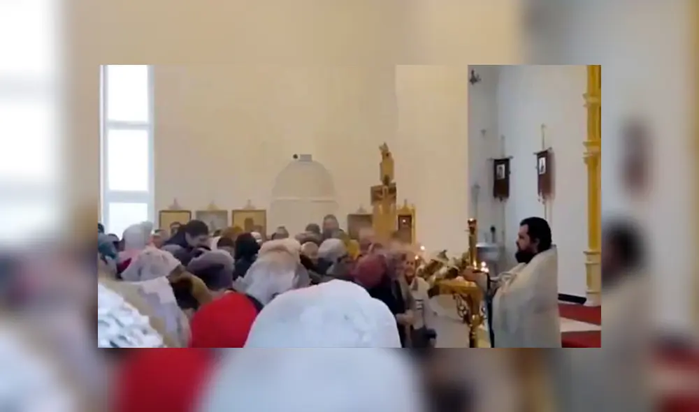 El párroco de la Iglesia Ortodoxa Rusa dejó conmocionados a los asistentes con su peculiar manera de bendecir lo que fue compartido a través de Facebook.
