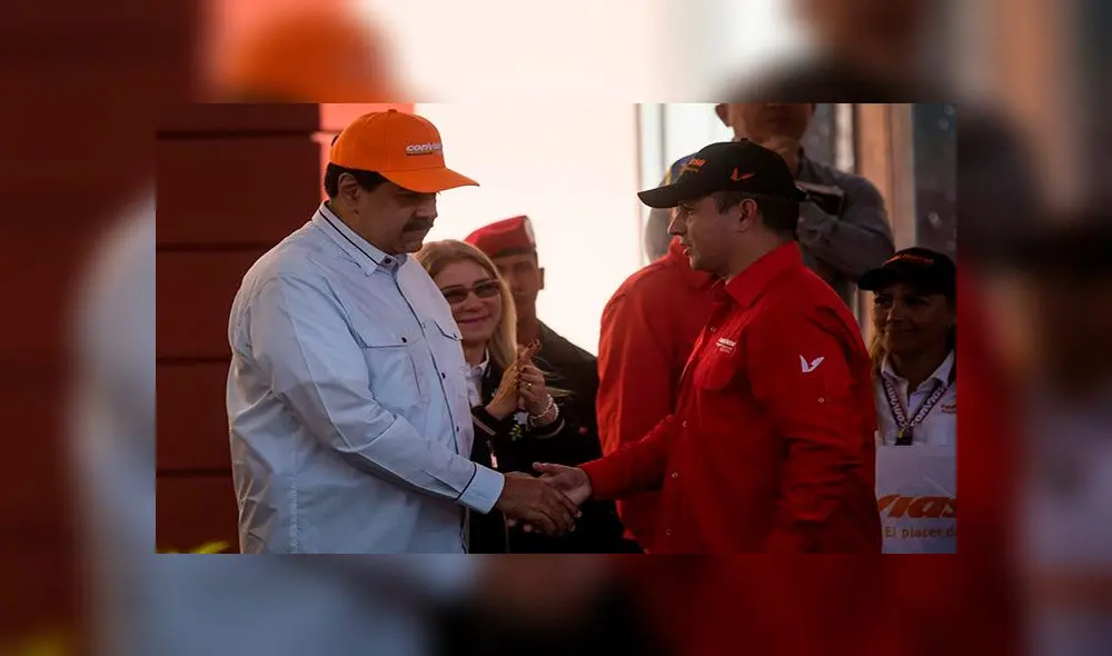 Nicolás Maduro saludó al presidente de Conviasa, Ramón Velásquez Araguayan, y le garantizó todo su apoyo ante las sanciones. Foto: EFE