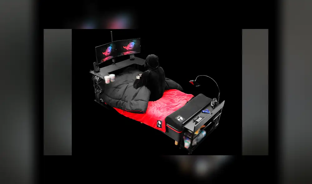 Cuenta de una cama de una plaza con escritorios plegables para PC, consolas, mandos y hasta smartphone.