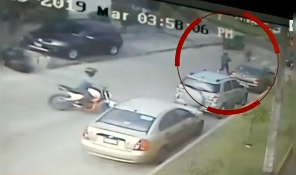 La mujer había retirado el dinero en un banco momentos antes. (Foto: Captura video) La mujer había retirado el dinero en un banco momentos antes. (Foto: Captura video)