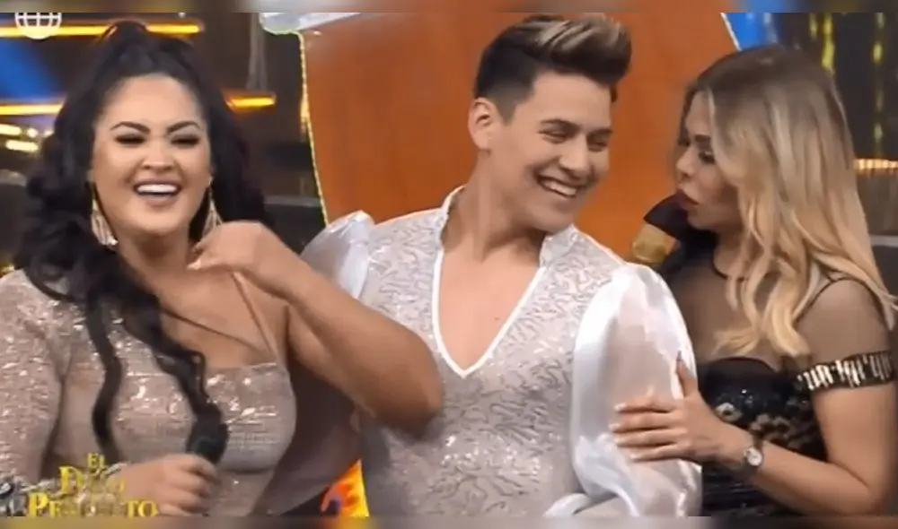 Bailarín no pudo cargar a Michelle Soifer durante presentación en “El dúo perfecto” Bailarín no pudo cargar a Michelle Soifer durante presentación en “El dúo perfecto”