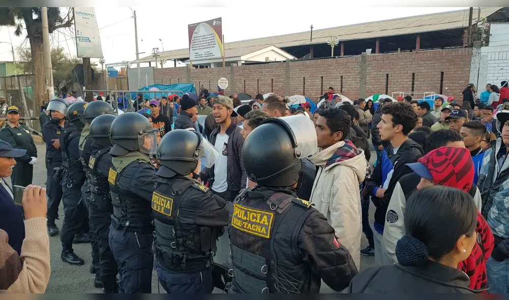 Tacna: Retiran a extranjeros de la calle del consulado chileno [FOTOS y VIDEO] 