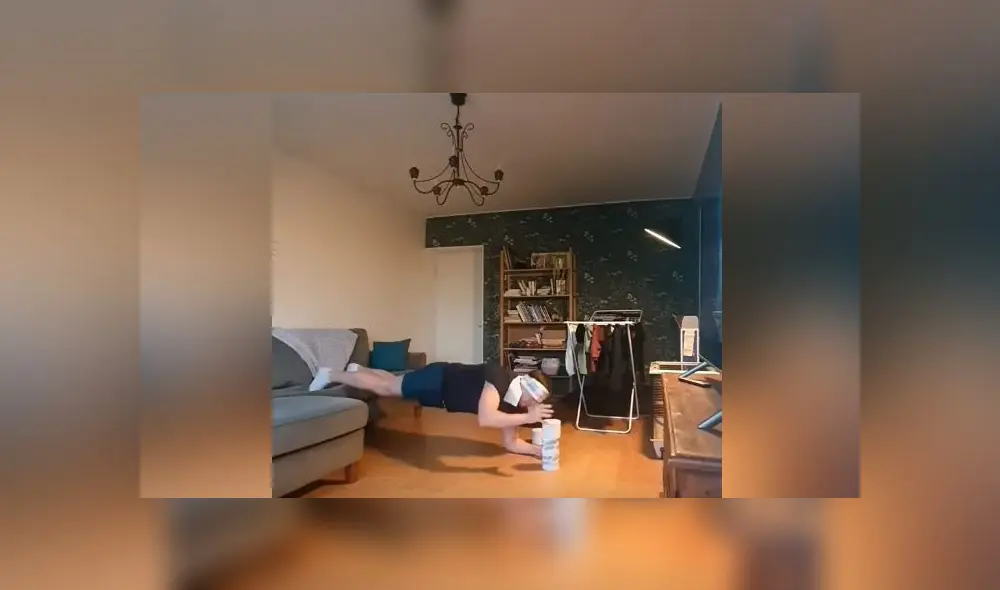Desliza las imágenes para ver la disparatada rutina de ejercicios que ideó este sujeto con ayuda de papel higiénico. Foto: Captura/Viral Hog