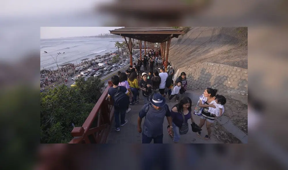 Algunas personas aseguraron que se demoraron en cruzar el puente hasta una hora. (Foto: Javier Quispe / La República) Algunas personas aseguraron que se demoraron en cruzar el puente hasta una hora. (Foto: Javier Quispe / La República)