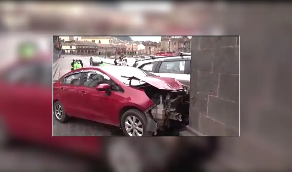 Dos vehículos colisionaron violentamente contra portal de Plaza Mayor de Cusco.