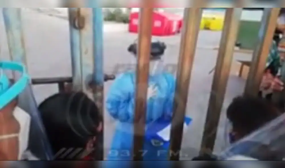 Al borde de las lágrimas por la impotencia, la trabajadora pidió a los familiares de algunos pacientes, no exponerse al virus estando en afueras del hospital. Captura: Radio Uno. Al borde de las lágrimas por la impotencia, la trabajadora pidió a los familiares de algunos pacientes, no exponerse al virus estando en afueras del hospital. Captura: Radio Uno.