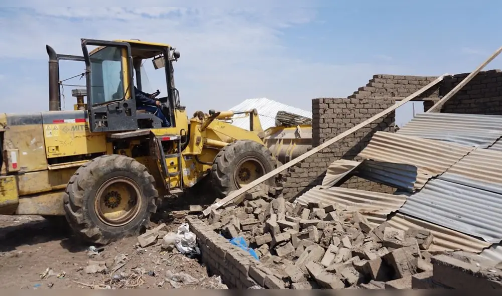 Se utilizó maquinaria pesada para derribar las viviendas construidas.