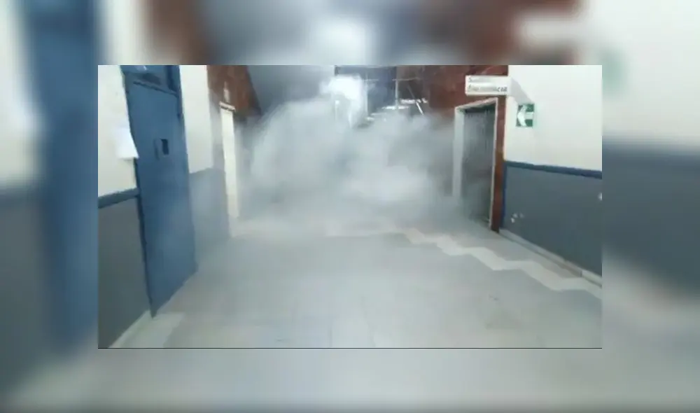 Gases lacrimógenos llegaron hasta la puerta de emergencia de la Facultad de Letras. (Foto: Captura de video)