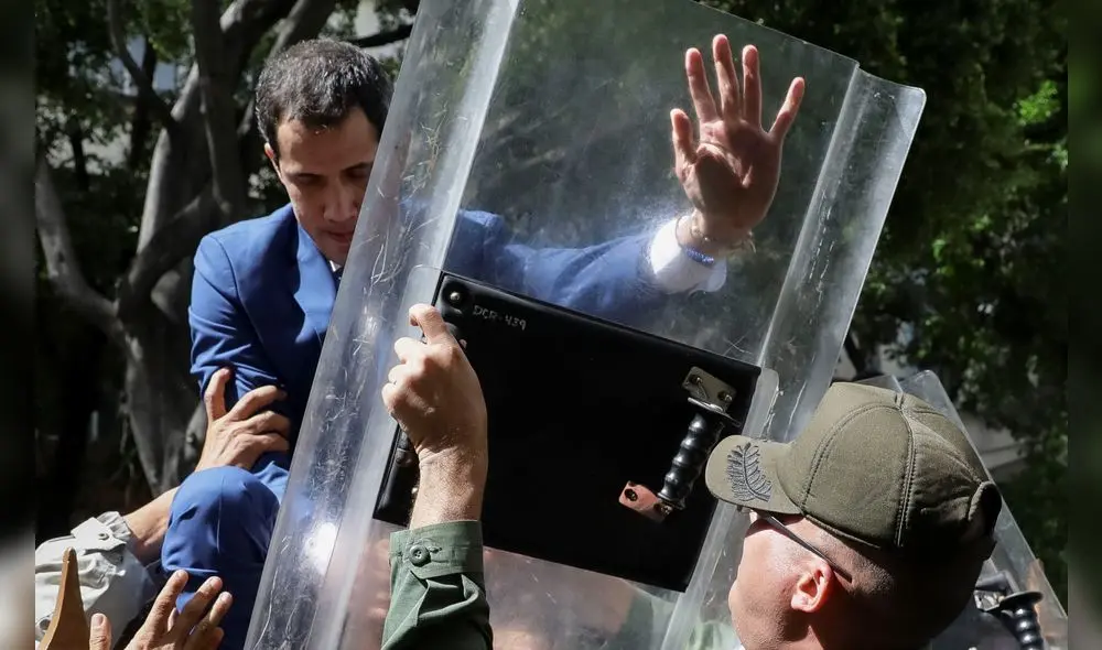 La burla de un simpatizante chavista conta Juan Guaidó y Fabiana Rosales. Foto: AFP.