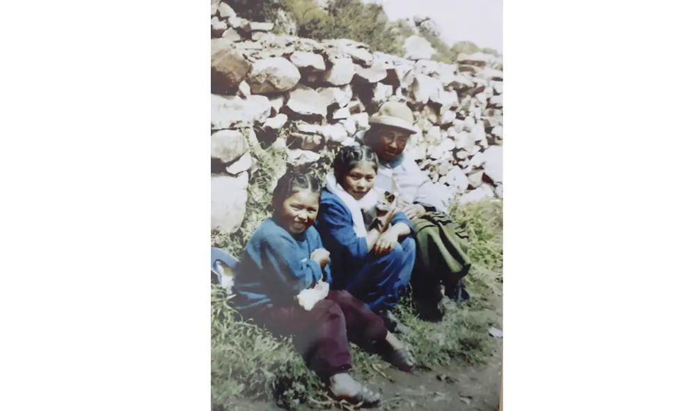 La cantante sureña compartió esta fotografía en la que está junto a su abuela y hermana. Foto: Cortesía. La cantante sureña compartió esta fotografía en la que está junto a su abuela y hermana. Foto: Cortesía.