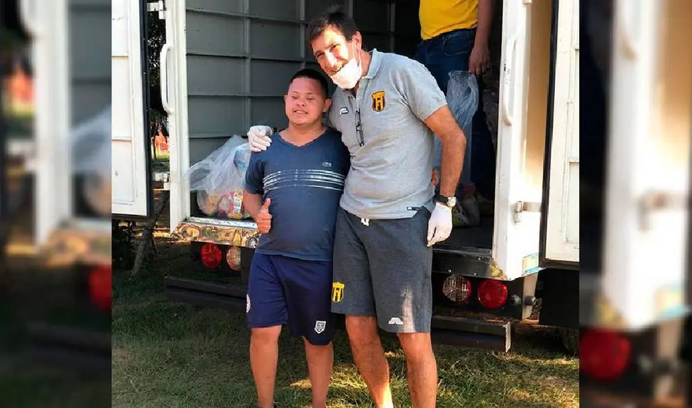 Gustavo Costas llevó ayuda a los más necesitados en Paraguay. Foto: Twitter